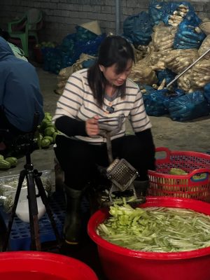 Tăng Ca Làm Đêm Để Kịp Gửi Những Đơn Hàng Đến Khách